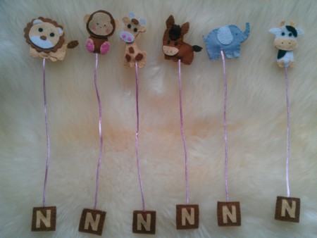 Marcapáginas de animales con la inicial del nombre bordada